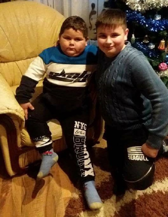 Emiluţ, băiatul de patru ani care face furori pe YouTube, şi un văr. Sursa foto: Facebook