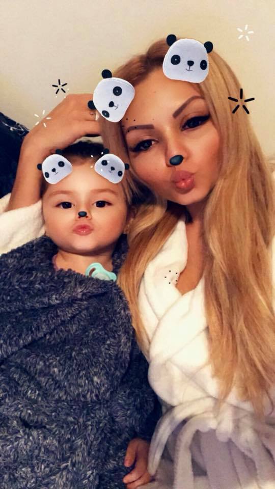 Beyonce de România se bucură din plin de timpul petrecut alături de micuţa ei.