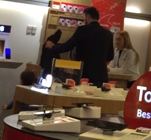 După ce a reuşit să-l convingă pe cel mic să renunţe la jucării, s-a oprit într-un magazin unde şi-a testat abilităţile de Don Juan