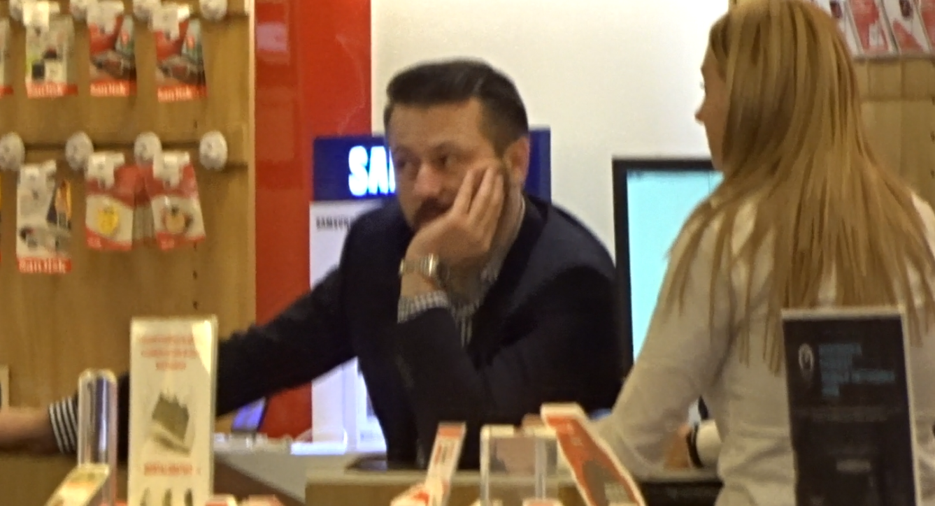 ”Senatorul Burlăcel” a trecut la ”atac”, iar blonda nu i-a rezistat