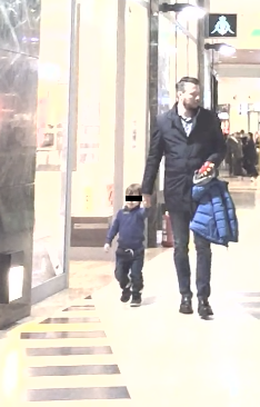 Cici de la Sistem îşi face ”campanie” la mall, ajutat de fiul lui