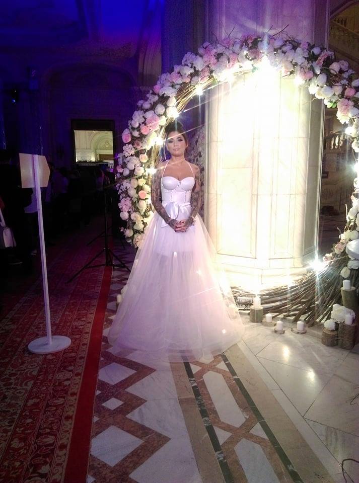 Roxana Vancea a îmbrăcat rochia de mireasă în cadrul unui târg de nunţi.