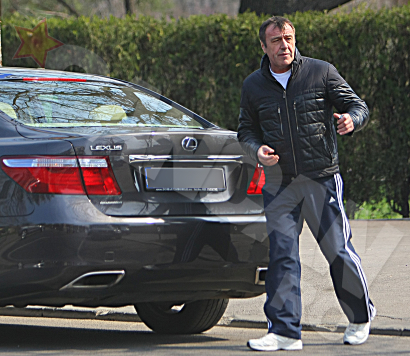 Afaceristul Costică Constanda s-a luptat ani în şir prin instanţe cu Primăria Generală pentru Satul Francez, dar, în cele din urmă, complexul ar fi trebuit (cel puţin aşa plănuise Răzvan Sava) să ajungă la altcineva