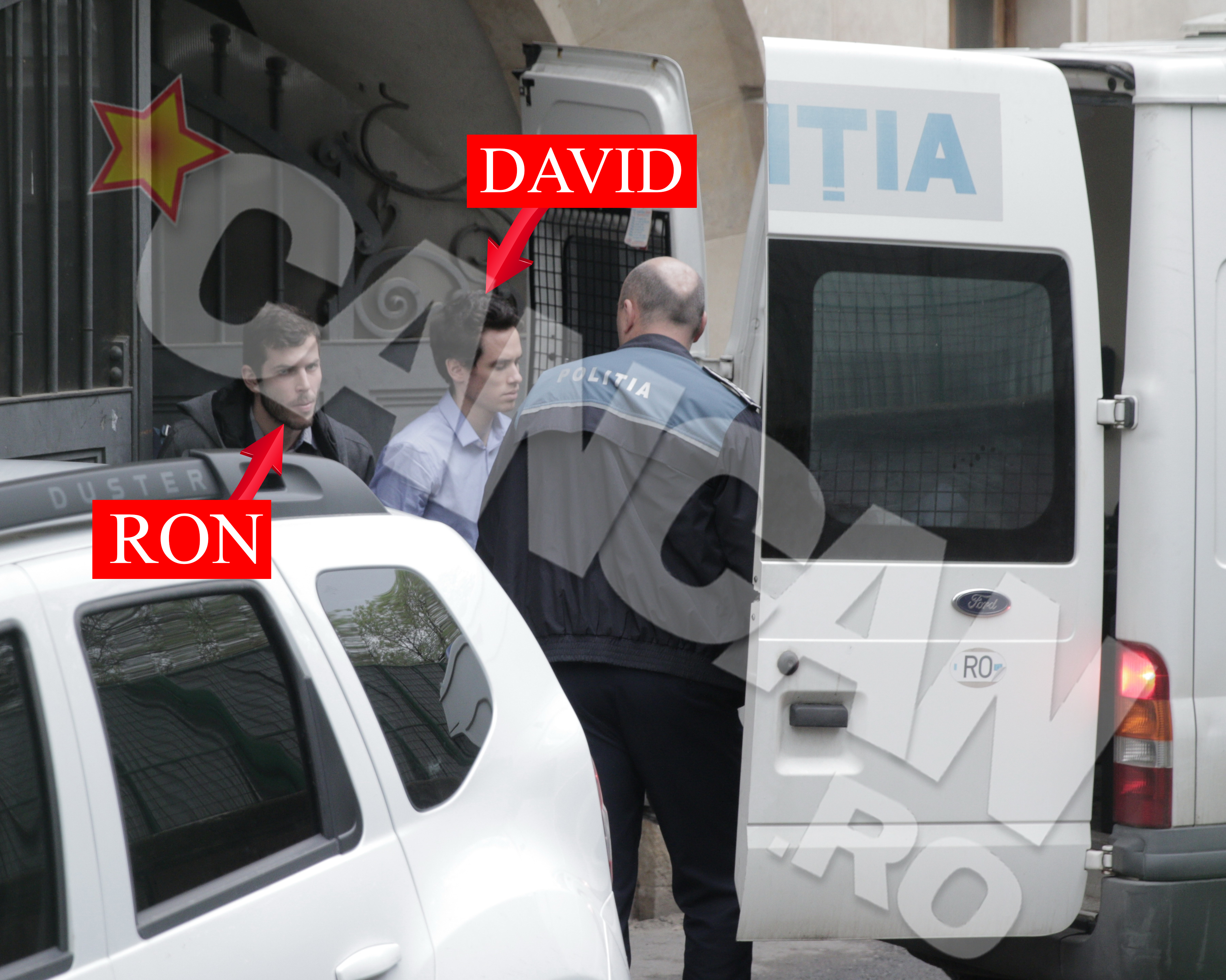 Suspecţii Ron Weiner şi David Geclowicz au părăsit clădirea Curţii de Apel cu cătuşe la mâini, fiind urcaţi în duba Poliţiei