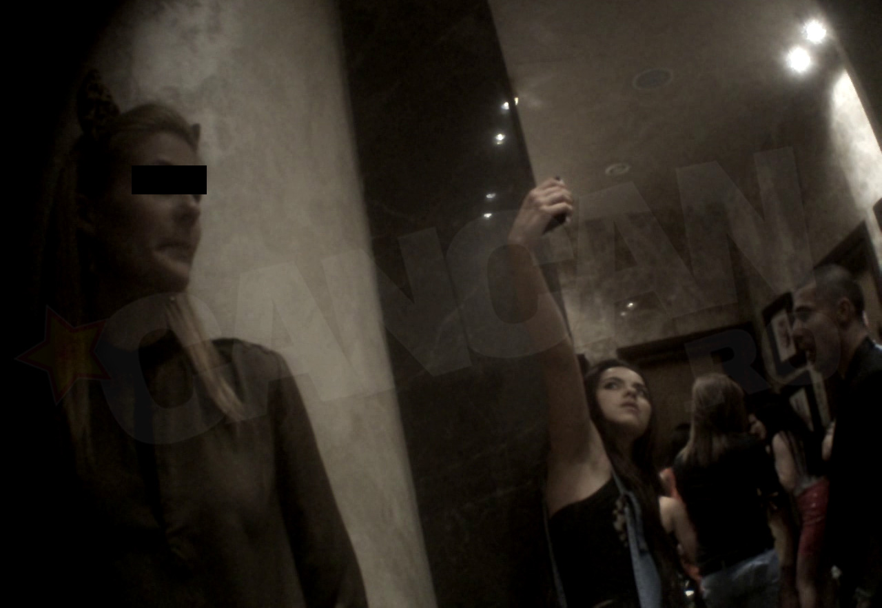 Pentru ca in lobby era foarte aglomerat, Inna si-a facut singura poze