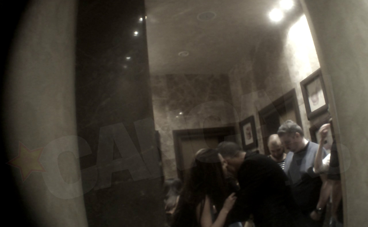 Cei doi nu s-au ferit sa isi sopteasca glume la ureche