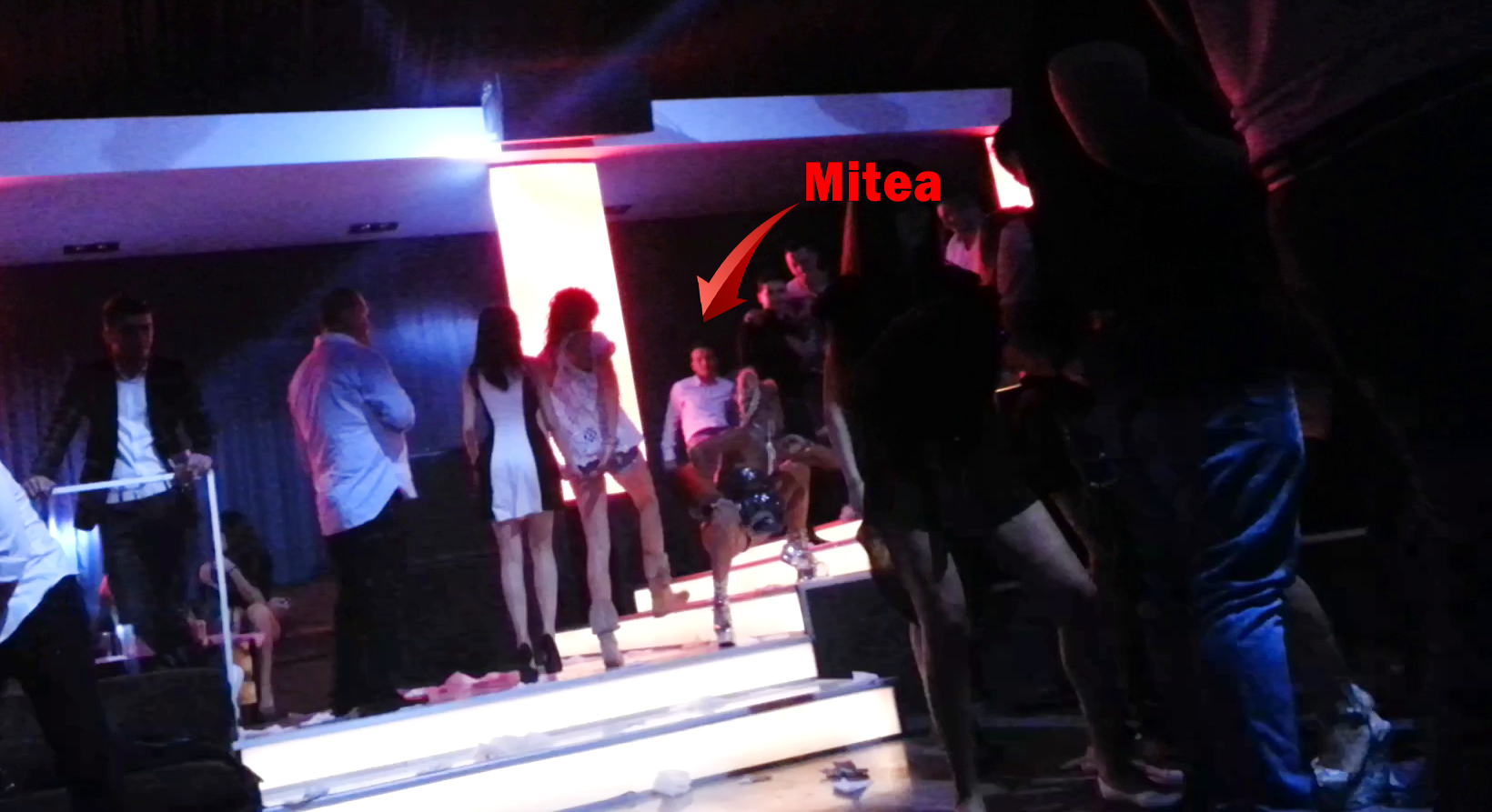 Una dintre animatoare a facut show chiar in fata lui Mitea