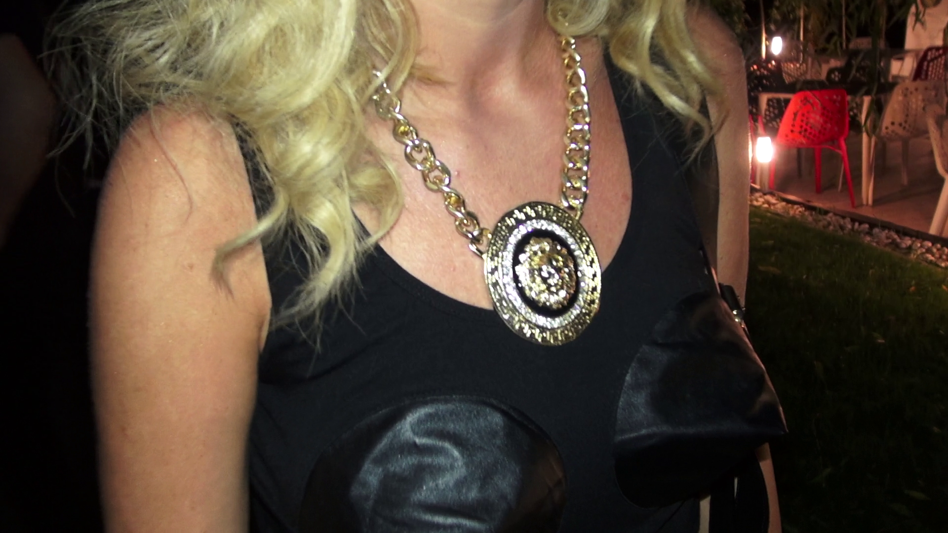 Cantareata si-a achizitionat un lant cu semnul Versace