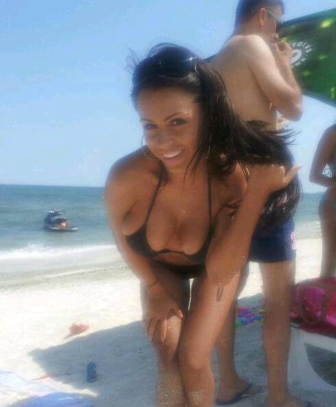 Sotia raperului Sisu pozeaza provocator