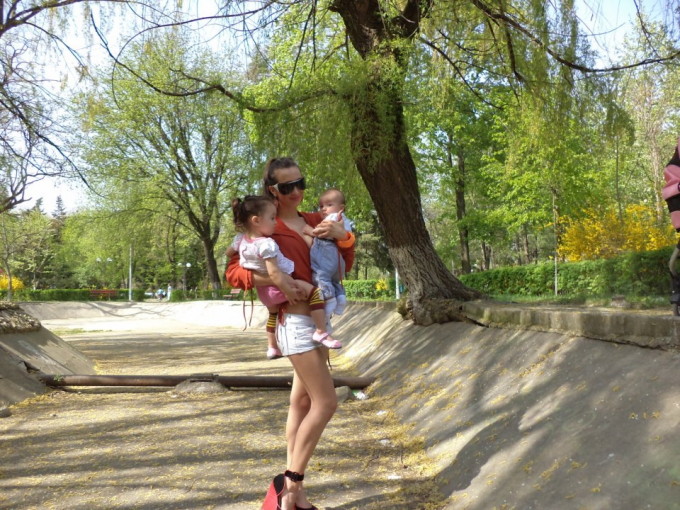 Cătălina, o mămică tânără si fericită