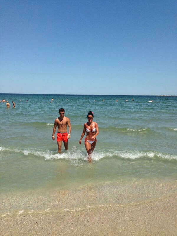 Soacra luptatorului iese din valurile mari, atragand toate privirile