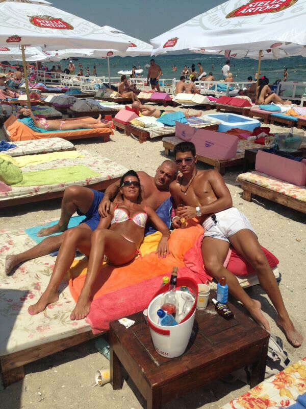 Anda alaturi de sotul si fiul ei