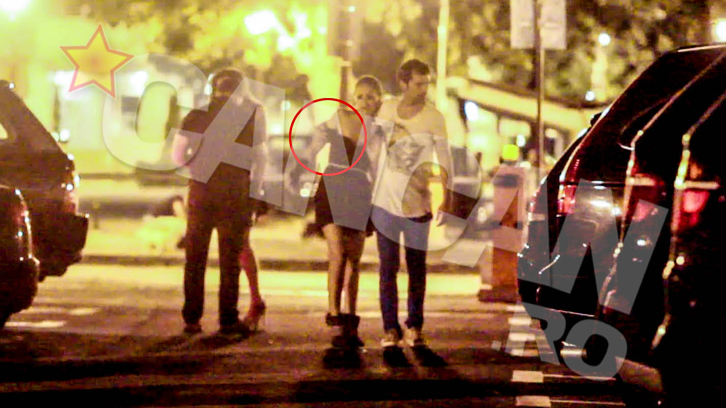 Atat s-au dragalit, ca, intr-un moment de neatentie, rochita i-a picat de pe umar Roxanei