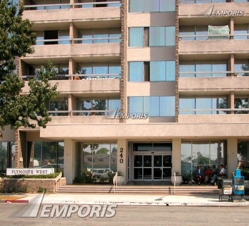 Vergil Hincu locuieste intr-un bloc de genul celor din Bucuresti, langa postul Long Island