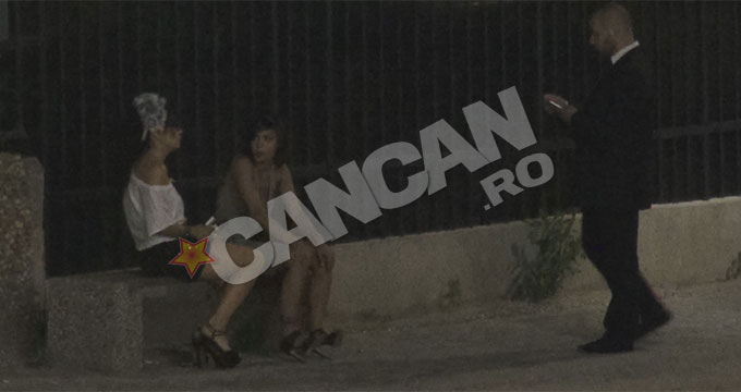 La un moment dat, fetele nu au mai rezistat si s-au asezat pe o banca