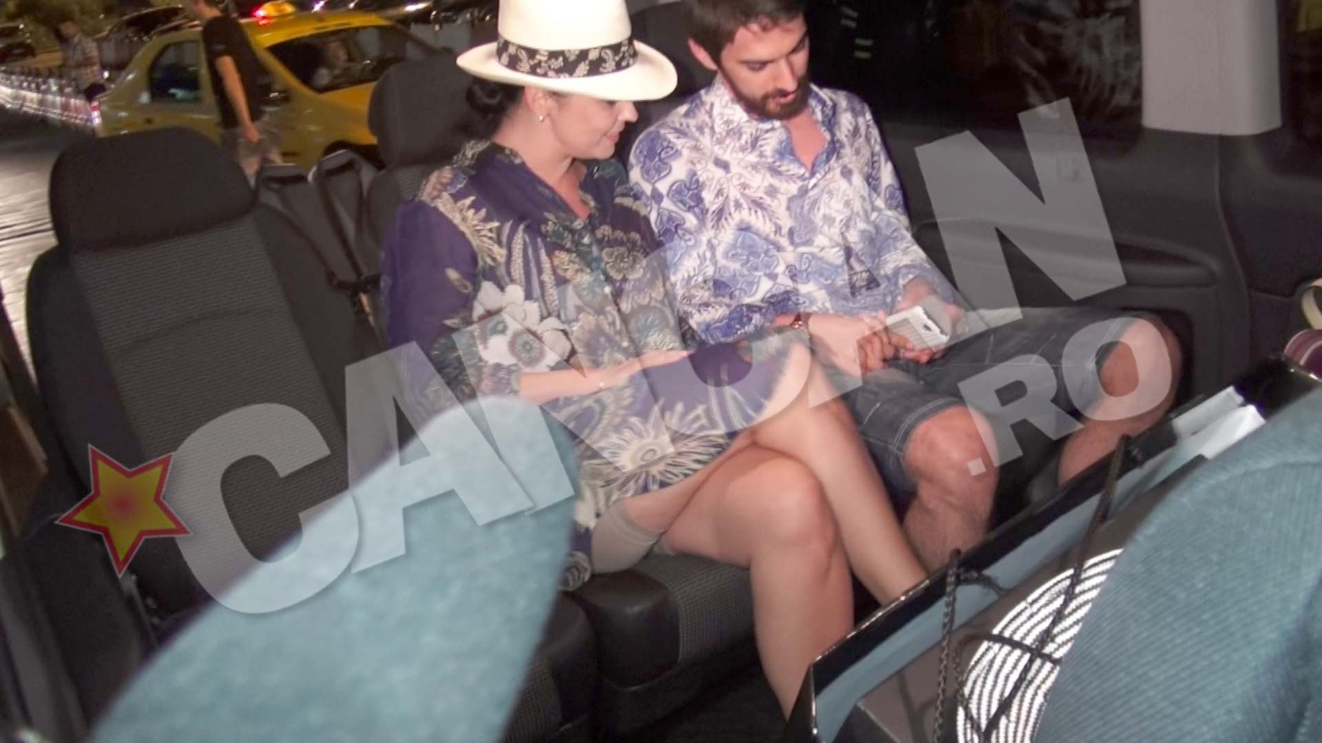 Nu doar impreunarea mainilor celor doi ne-a atras atentia, ci si cea a... picioarelor zanei.