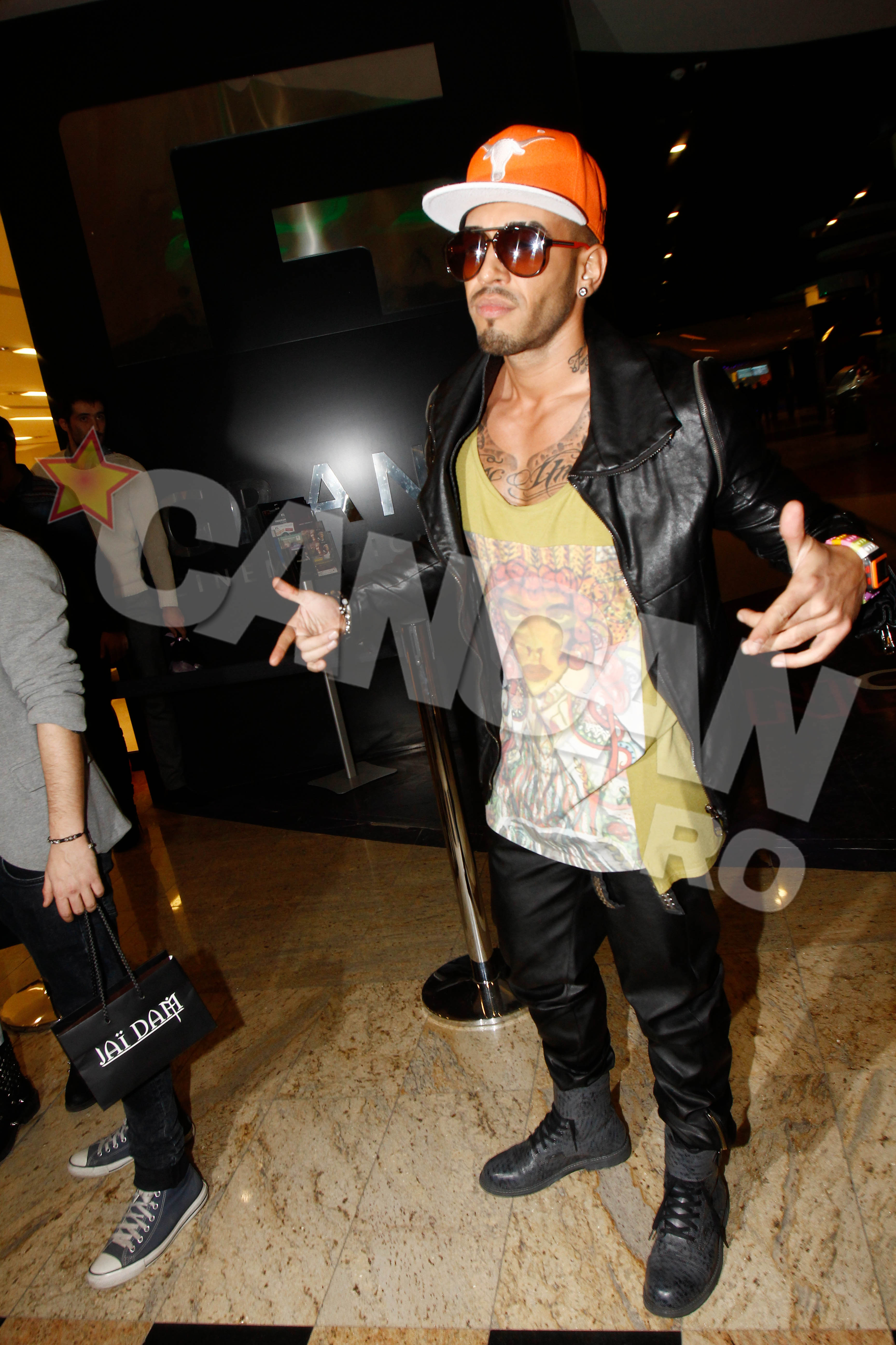 Alex este un artist care poate produce 50.000 de euro pe luna