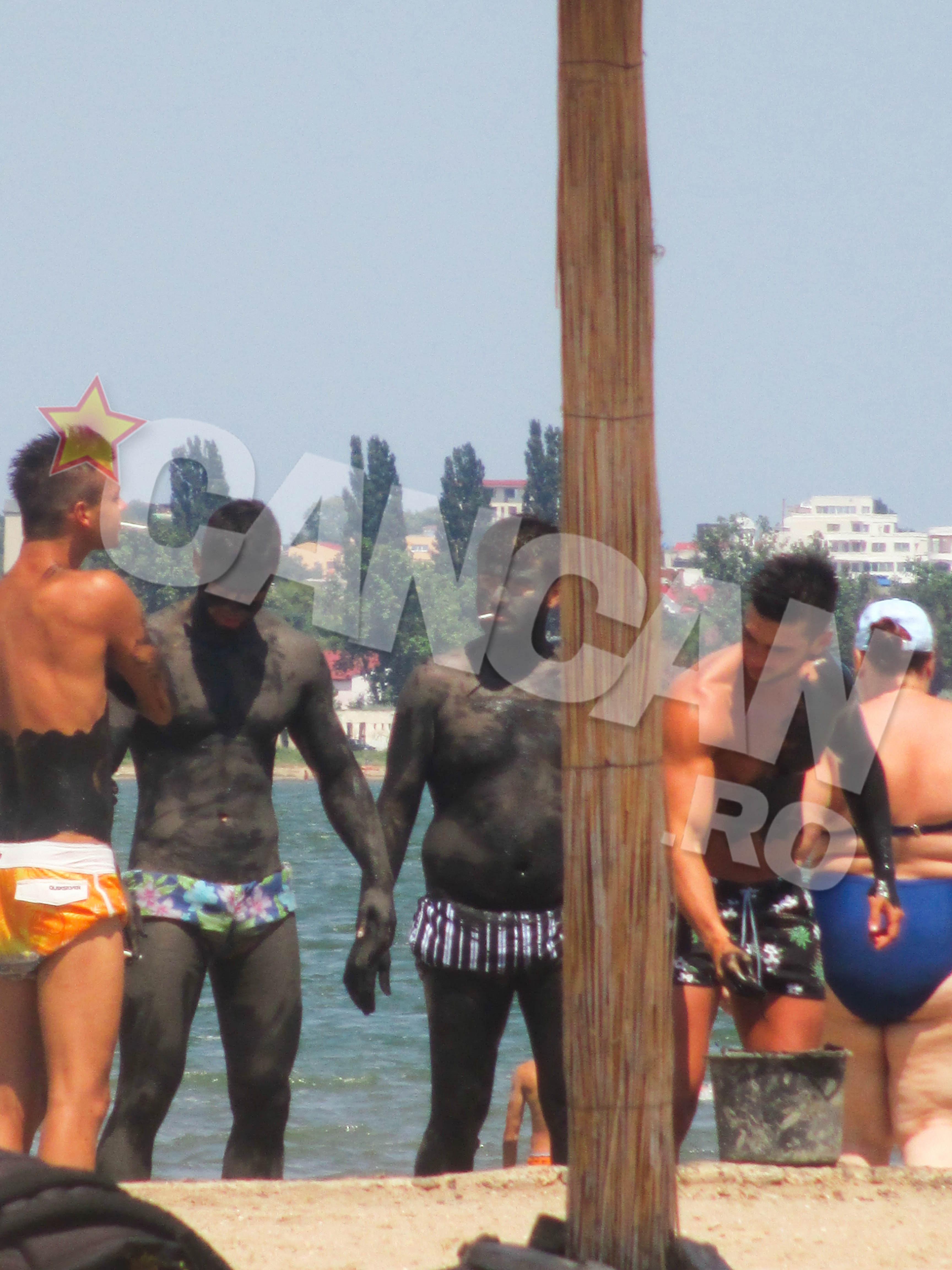 A continuat apoi cu pieptul si cu abdomenul, innegrindu-si patratelele