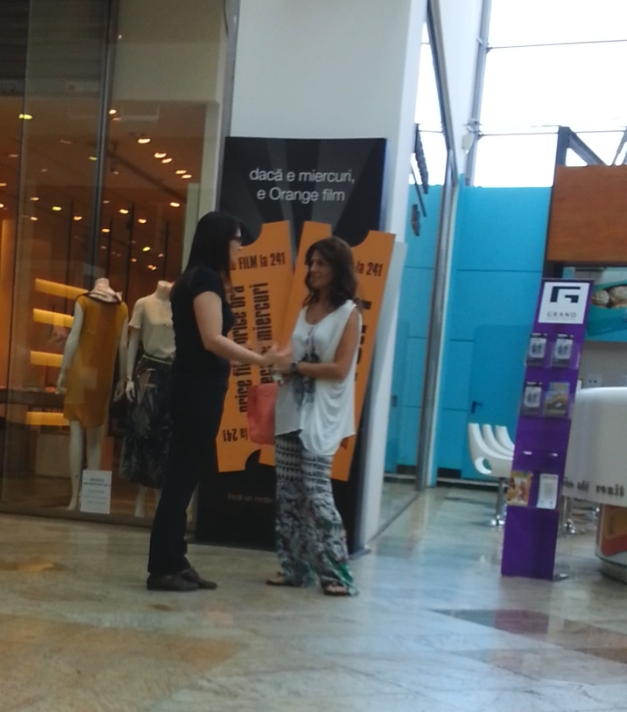 Luminita se intalneste cu o prietena in mall si cele doua stau de vorba cateva minute