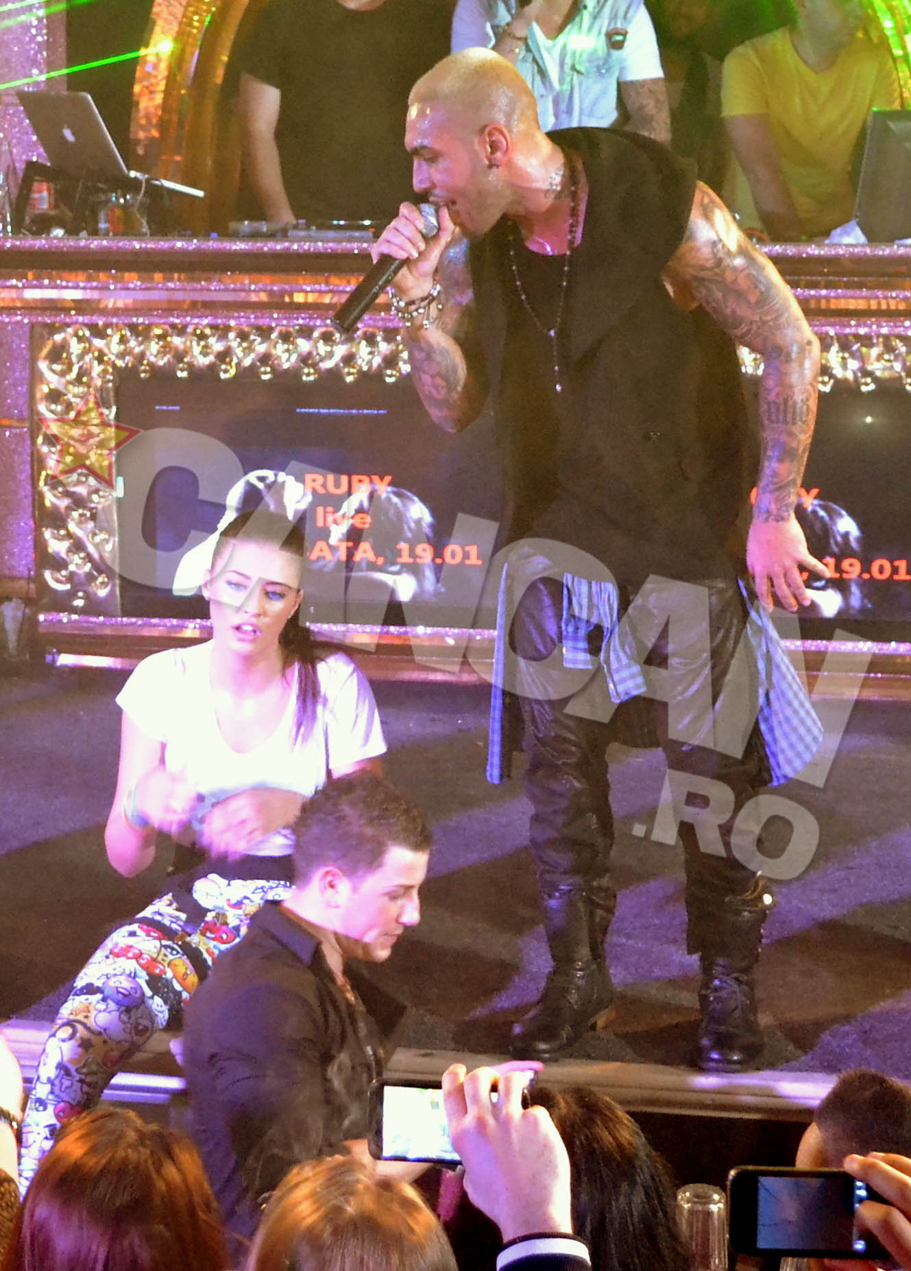 Velea este foarte solicitat la concerte, motiv pentru care nu reuseste sa ajunga la notar