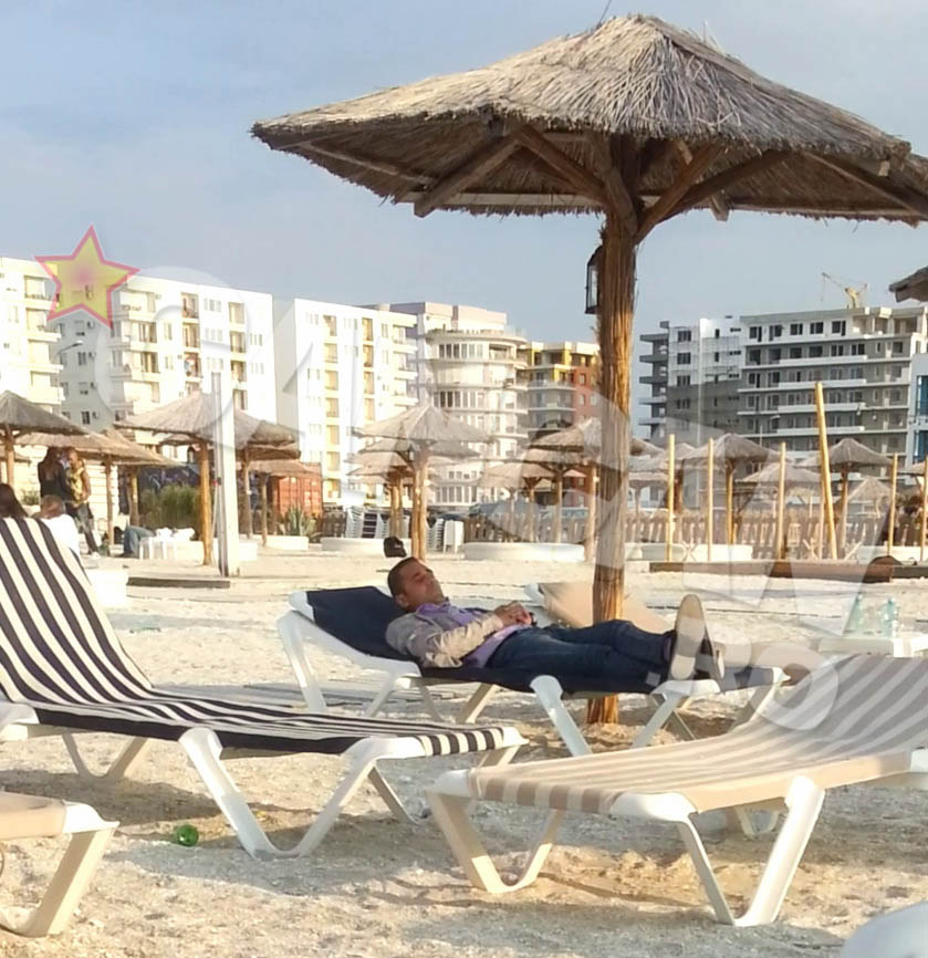 Fatu s-a intins putin pe sezlong pentru a se odihni