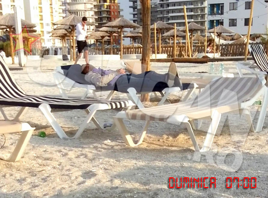 Barbatul doarme dus, fara sa tina cont de agitatia din jurul lui