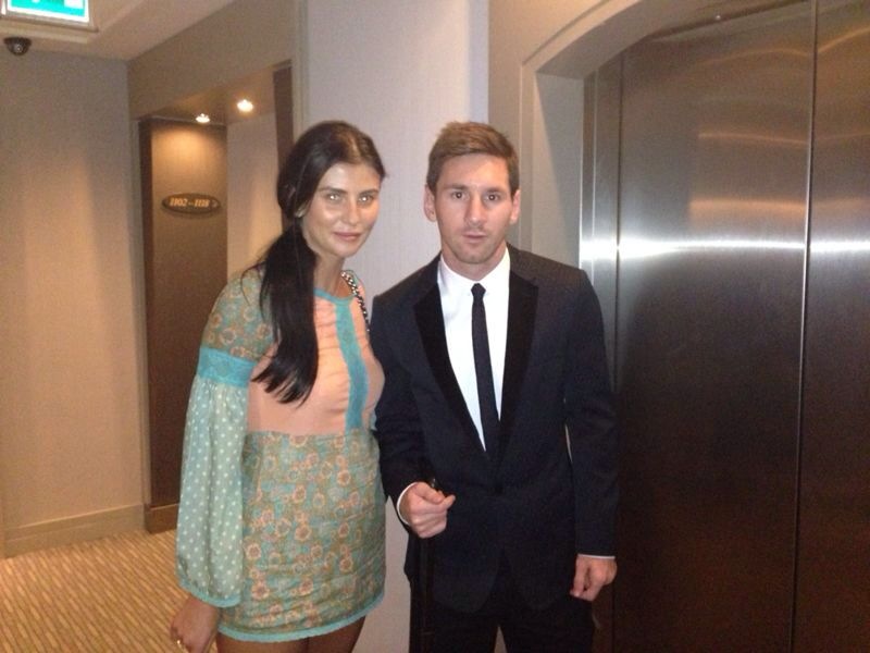 Fotomodelul a fost nevoia sa treaca de bodyguarzi pentru a ajunge la Messi