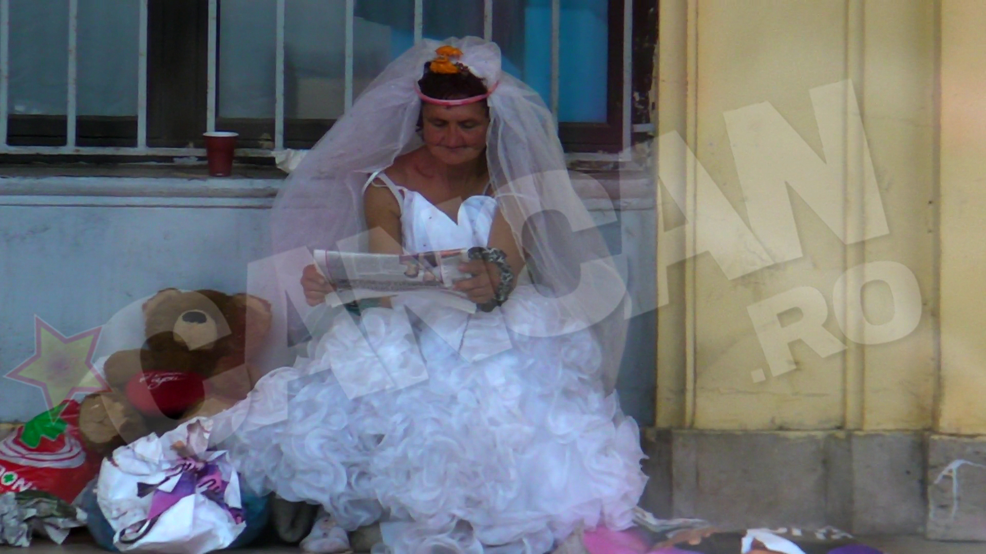 Niciun trecator nu pare afectat de starea in care se afla femeia