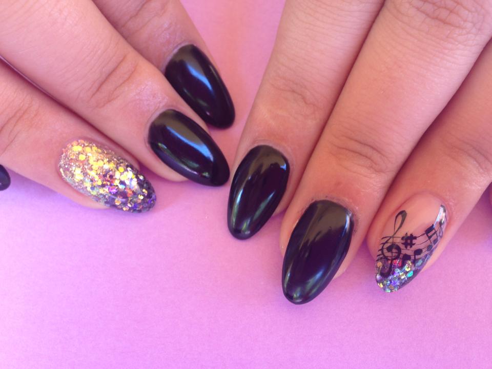 Fely isi aranjeaza in mod frecvent unghiile, ca sa fie la moda