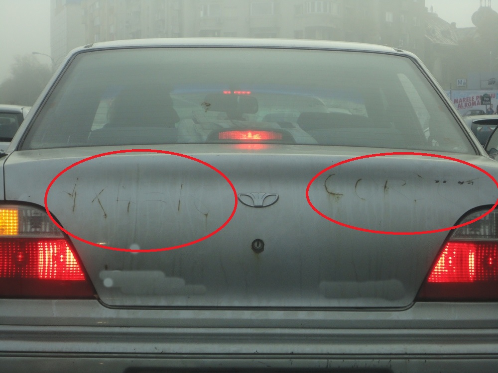 Cineva i-a scris cu cheia pe masina