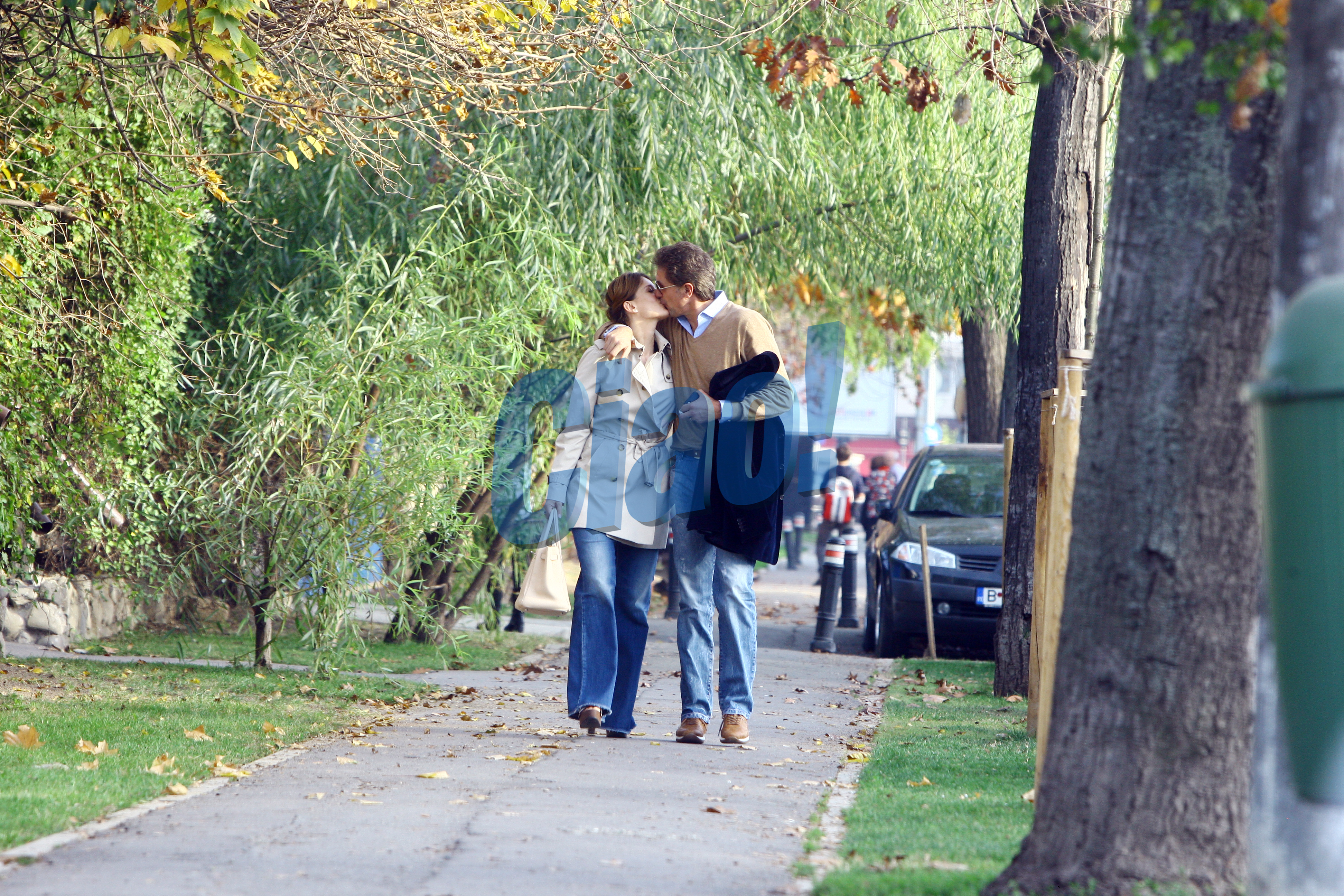 Gica Popescu nu se sfieste sa-si sarute sotia in plina strada