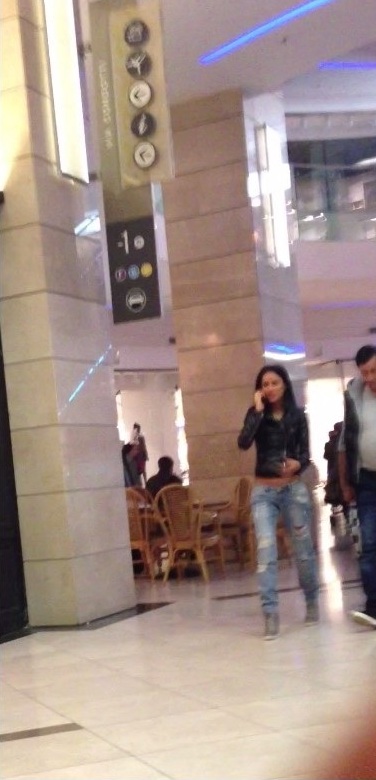 Asistenta nu s-a dezlipit de telefon in timpul cumparaturilor