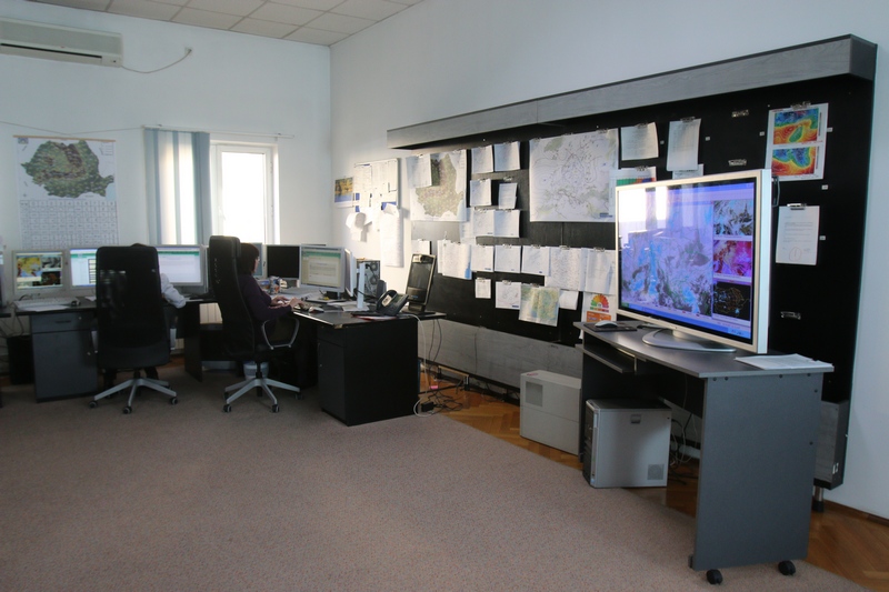 In aceasta camera trei meteorologi, care lucreaza in ture si sunt prezenti 24 din 24 de ore, interpreteaza datele primite de la statiile meteo din tara, informatii de la satelit si radar
