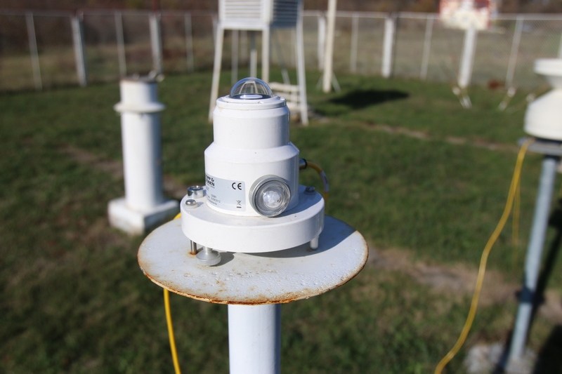 Aparatul masoara automat cat timp straluceste soarele pe cer, datele sunt trimise direct intr-un calculator