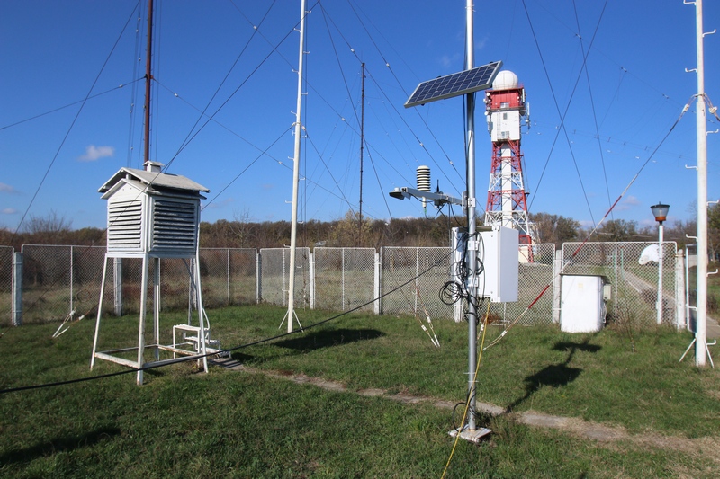 In adapotul meteorologic din stanga sunt ascunse mai multe termometre care arata temperatura, minima si maxima. Aparatul din dreapat afce acelasi lucru numai ca este conectat direct la calculator, iar datele sunt trimise imediat