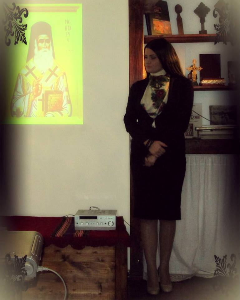 Nicoleta le vorbeste cursantilor ei de la atelier