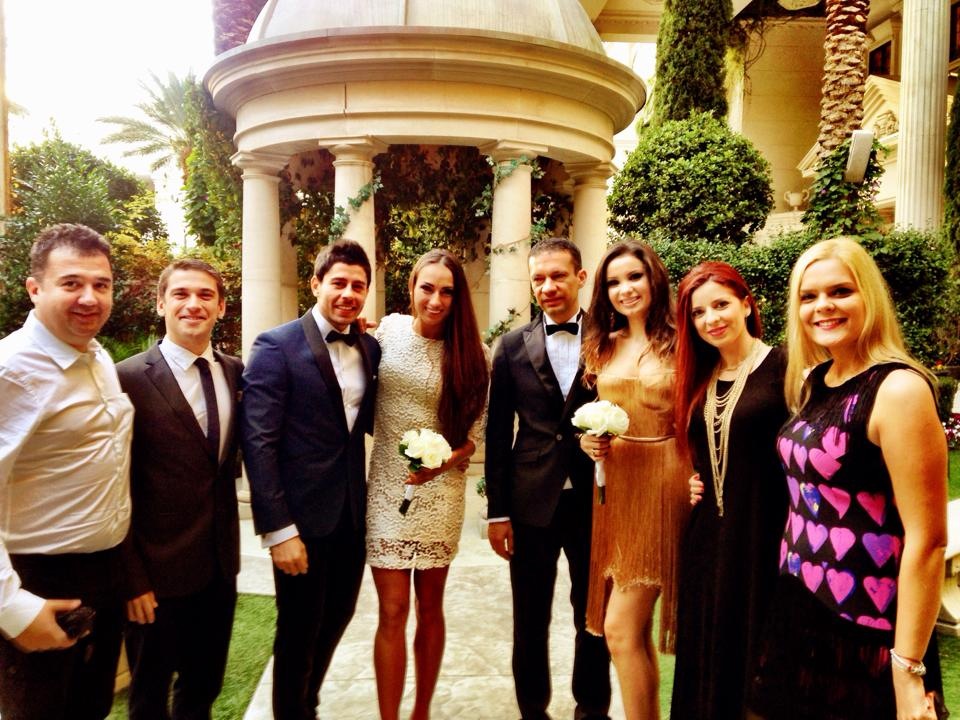 Cei doi insuratei, alaturi de prietenii care au vrut sa fie cu ei la cununia civila