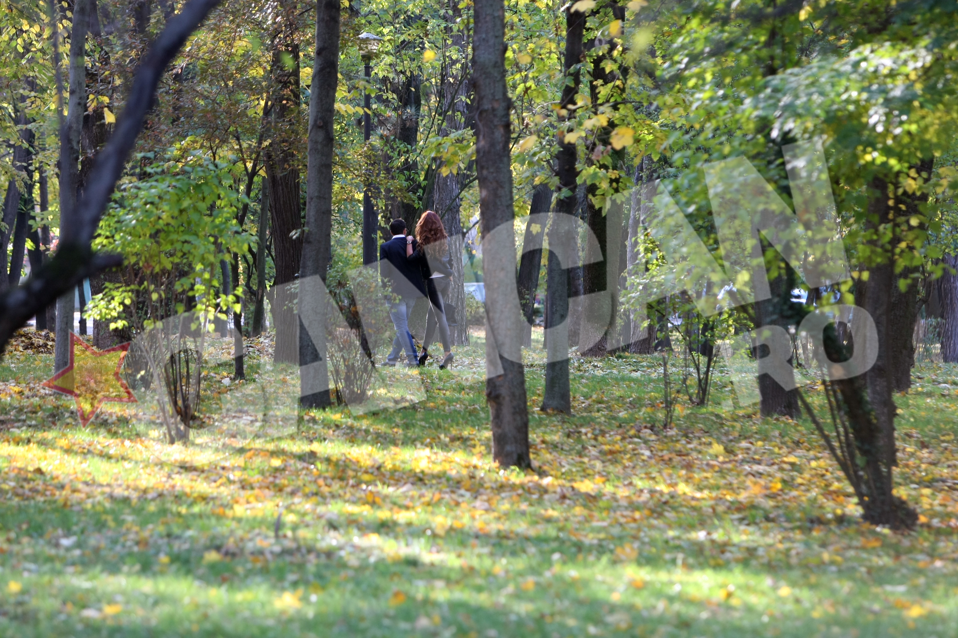 Desi purta tocuri, Bianca s-a lasat condusa prin iarba, printre copaci