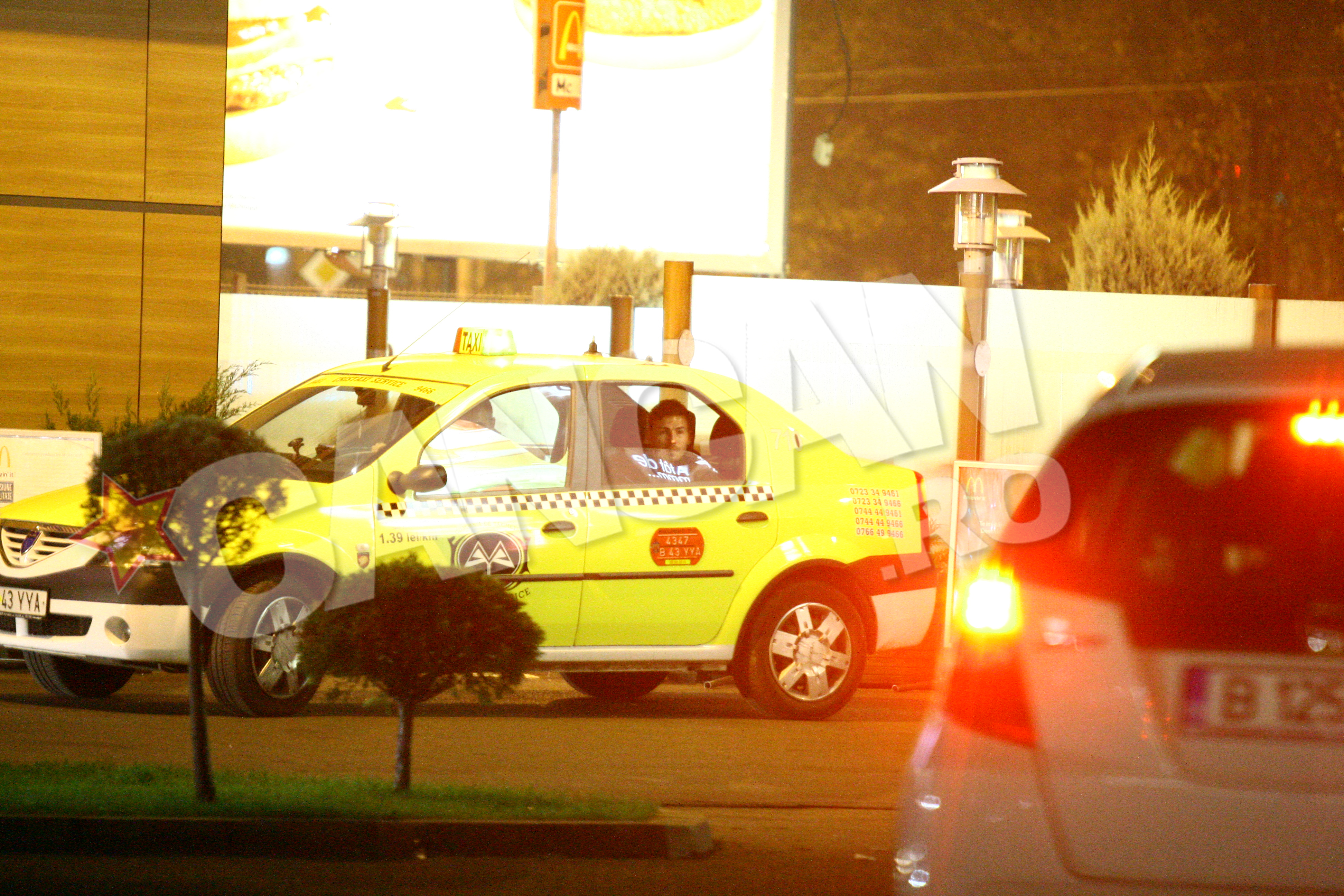 Abordare. Cristea incearca sa se bage in seama cu domnisoarele de langa, dar nu prea are succes