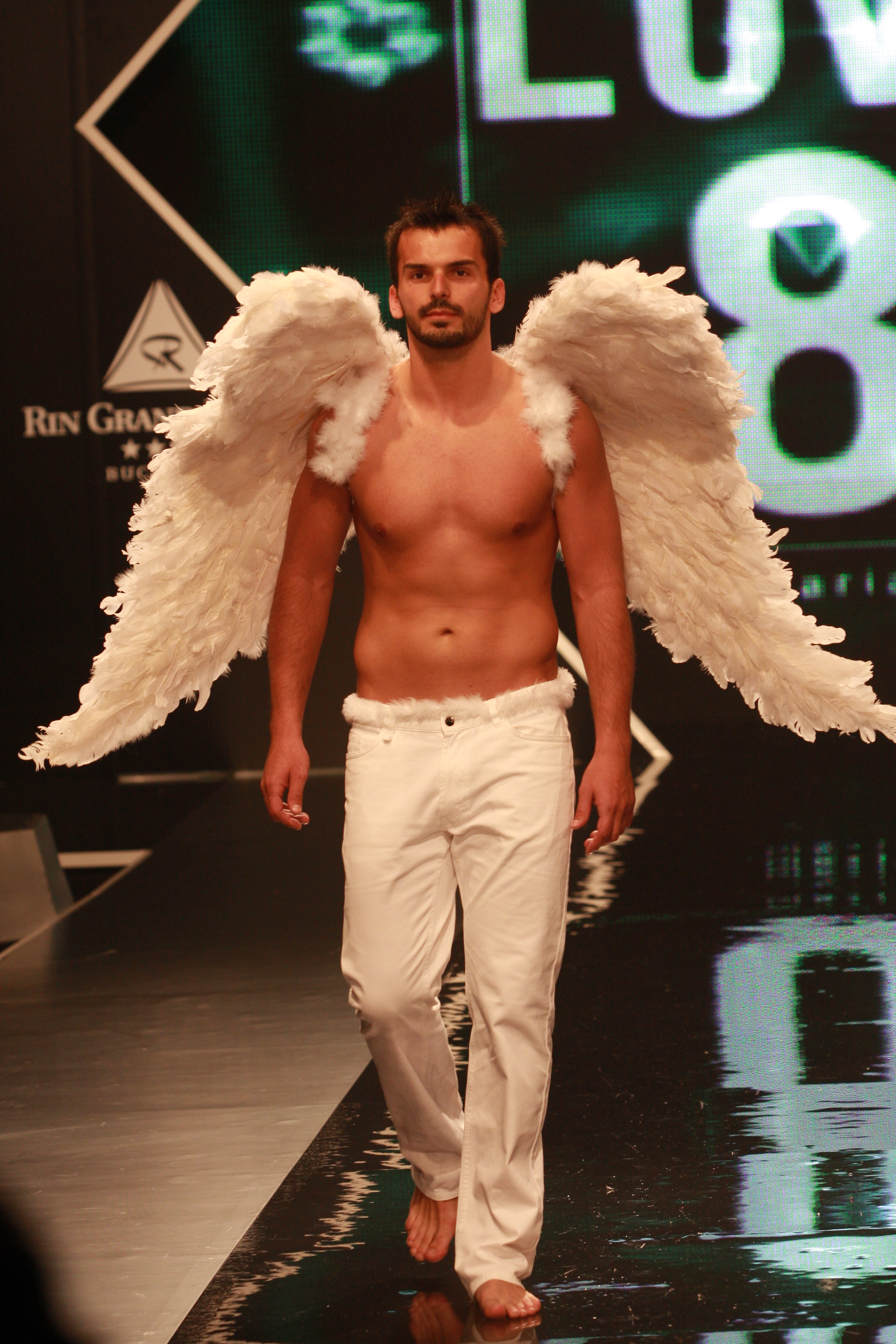 Handbalistul Marius Novanc a intrat in atentia presei dupa ce s-a cuplat cu mai multe vedete autohtone