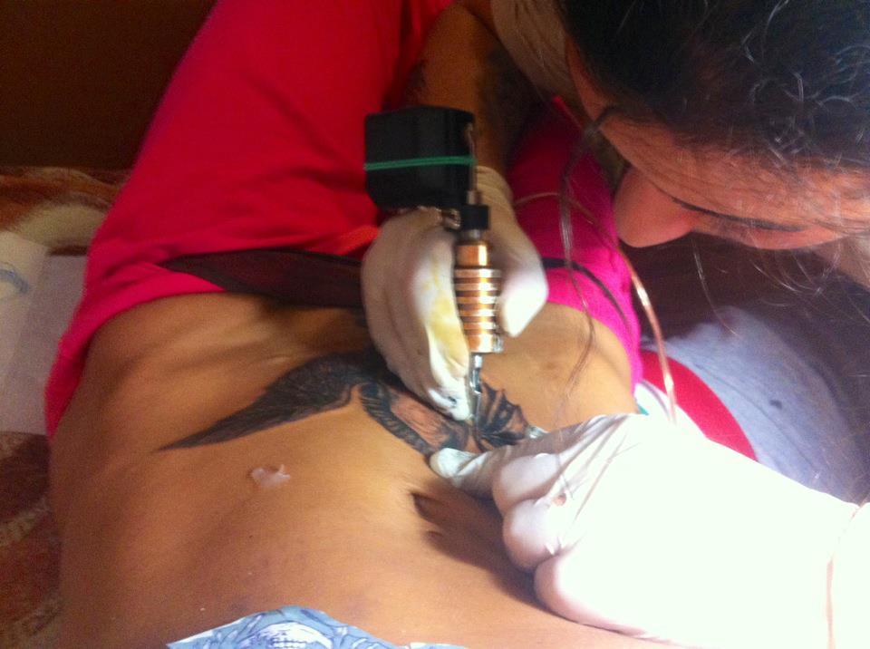 Tanara si-a desenat in zona inghinala, un cap de mort din care ies aripi