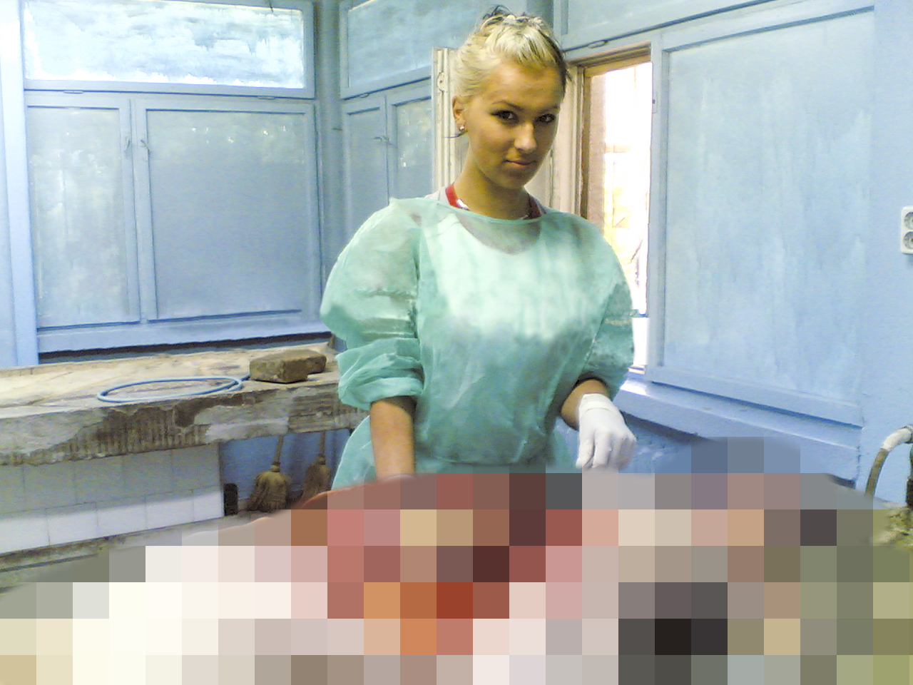 In anul 2008, tanara s-a fotografiat alaturi de un cadavru despicat, scormonindu-i prin abdomen