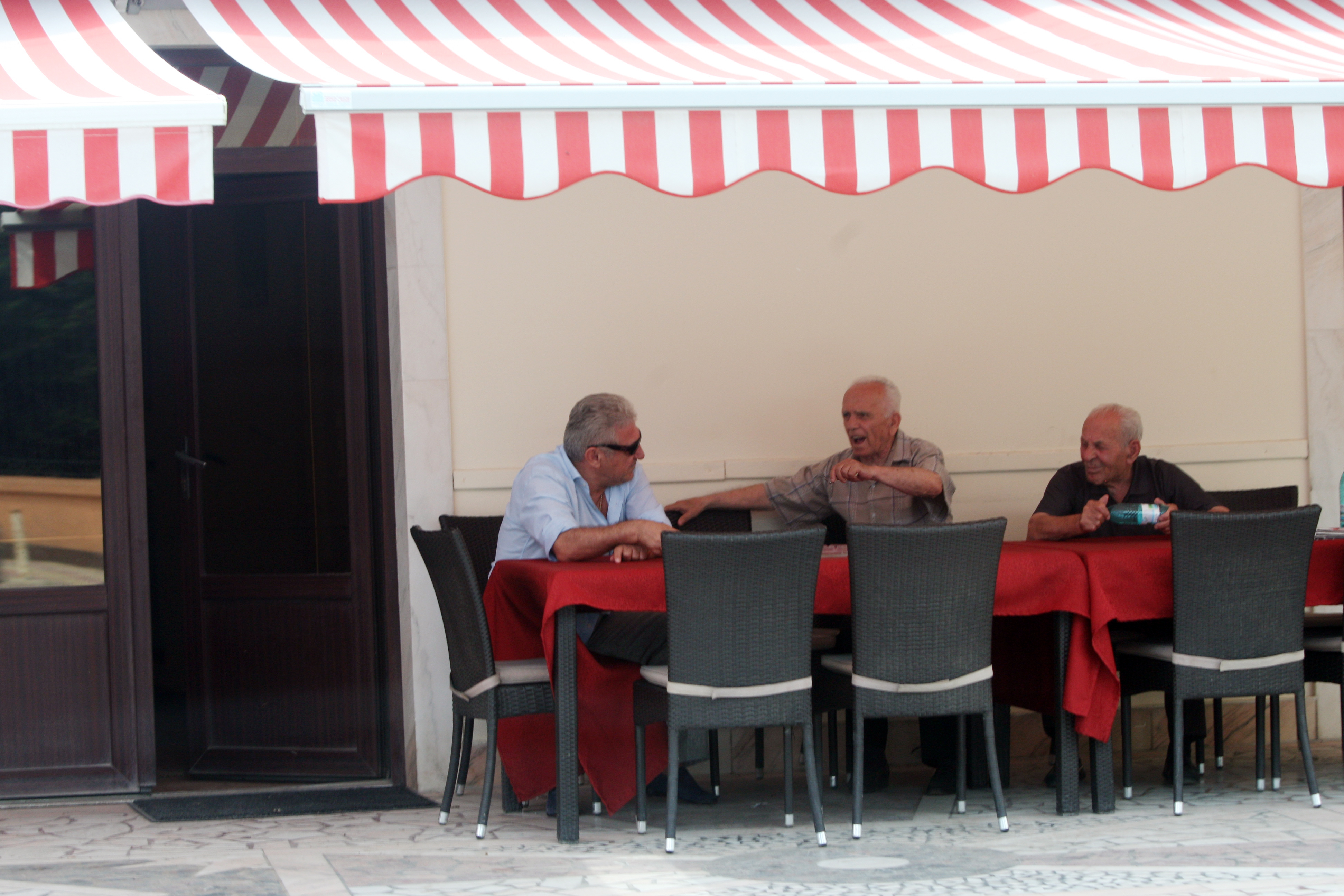 Giovani este un obisnuit al localului Buggy, unde petrece multe zile jucand table sau remi. Prewzent si el la intalnite, impresarul a preferat sa mai ramana o vreme cu prietenii
