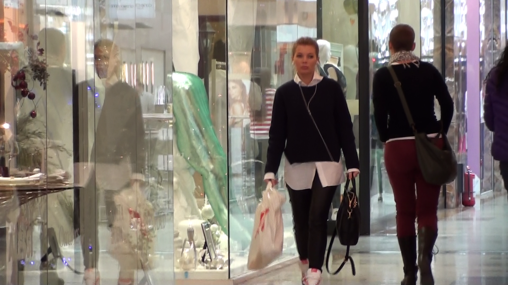 Gina s-a plimbat nestingherita prin mall cu pistolul la vedere