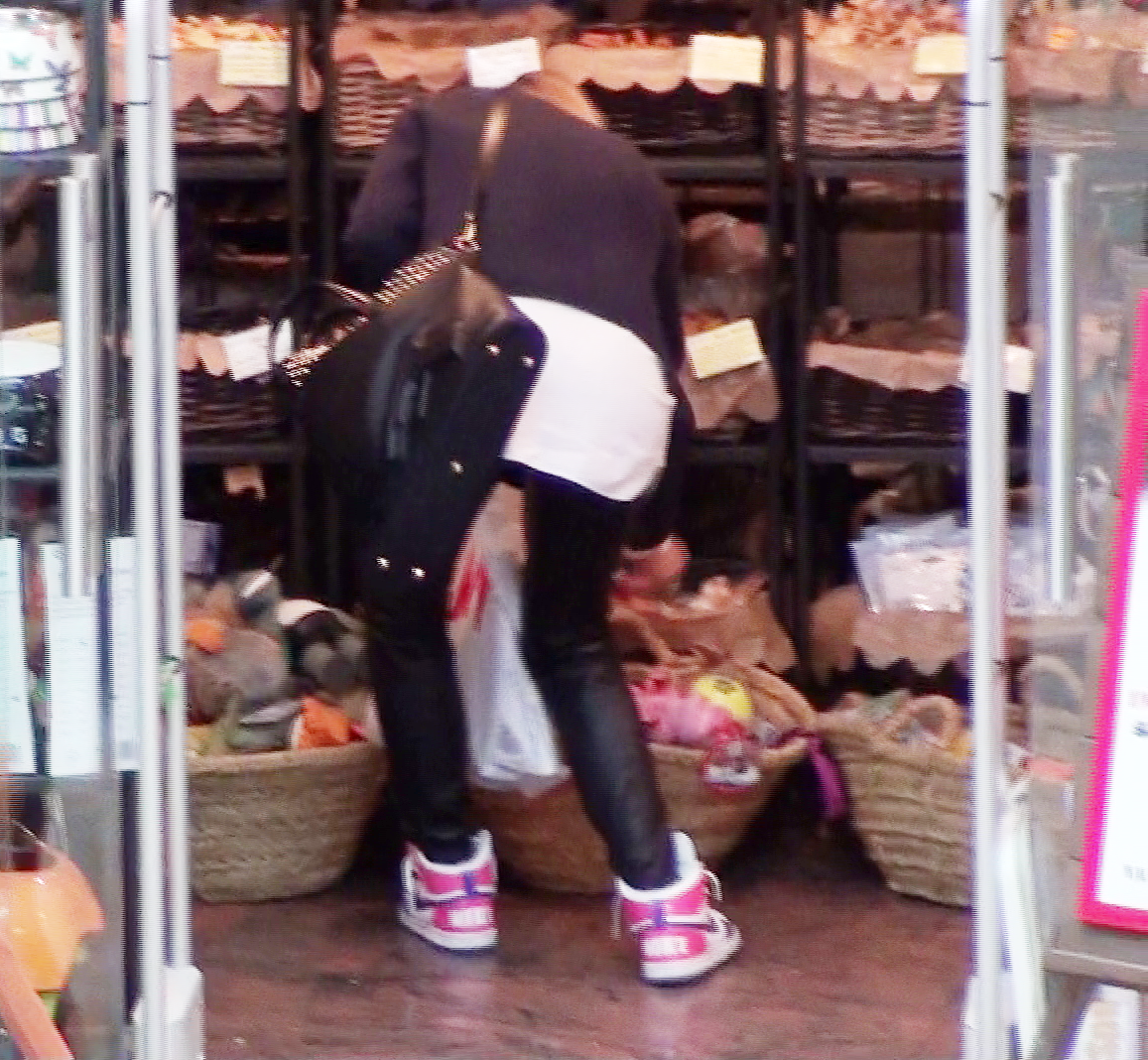 In momentul in care s-a aplecat sa vada ceva, arma a iesit la iveala