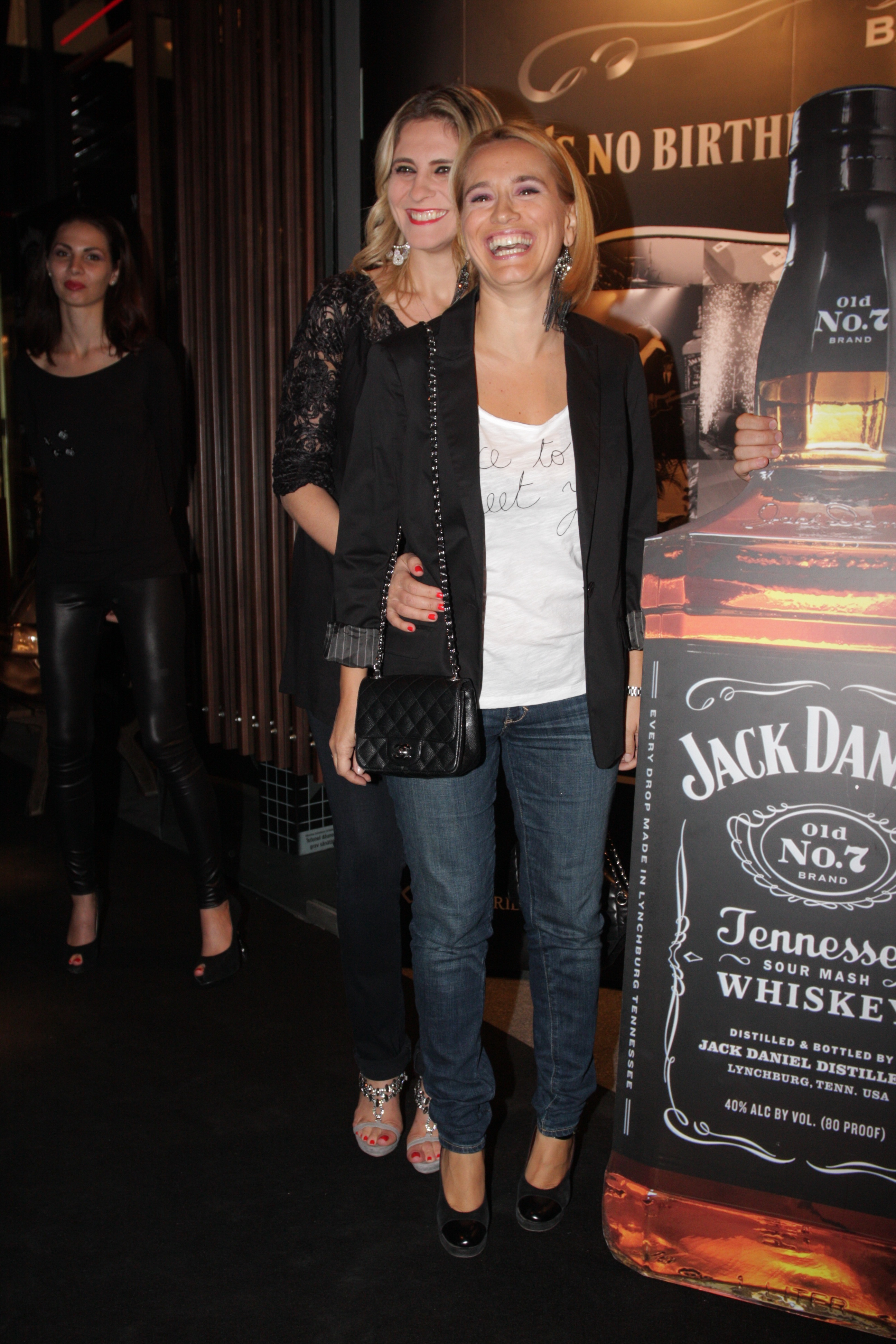 O geanta similara poarta si Andreea Esca