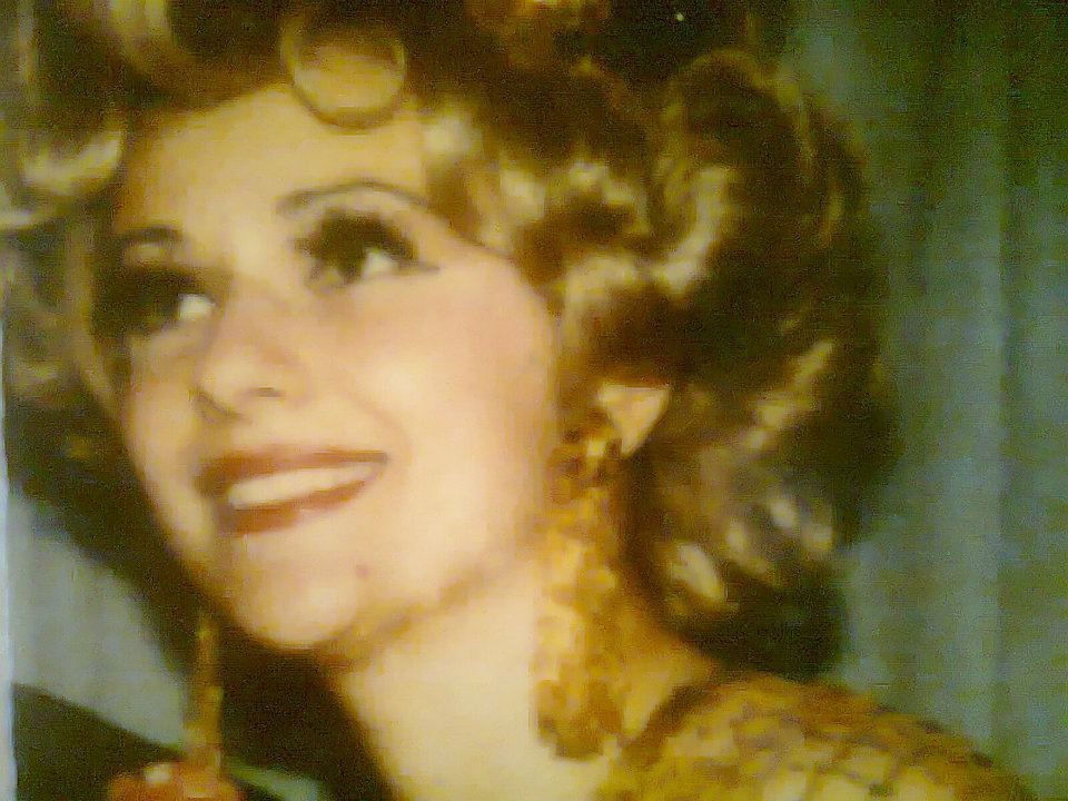 Mama sexy-dansatoarei, la varsta Larisei. Imagini de arhiva