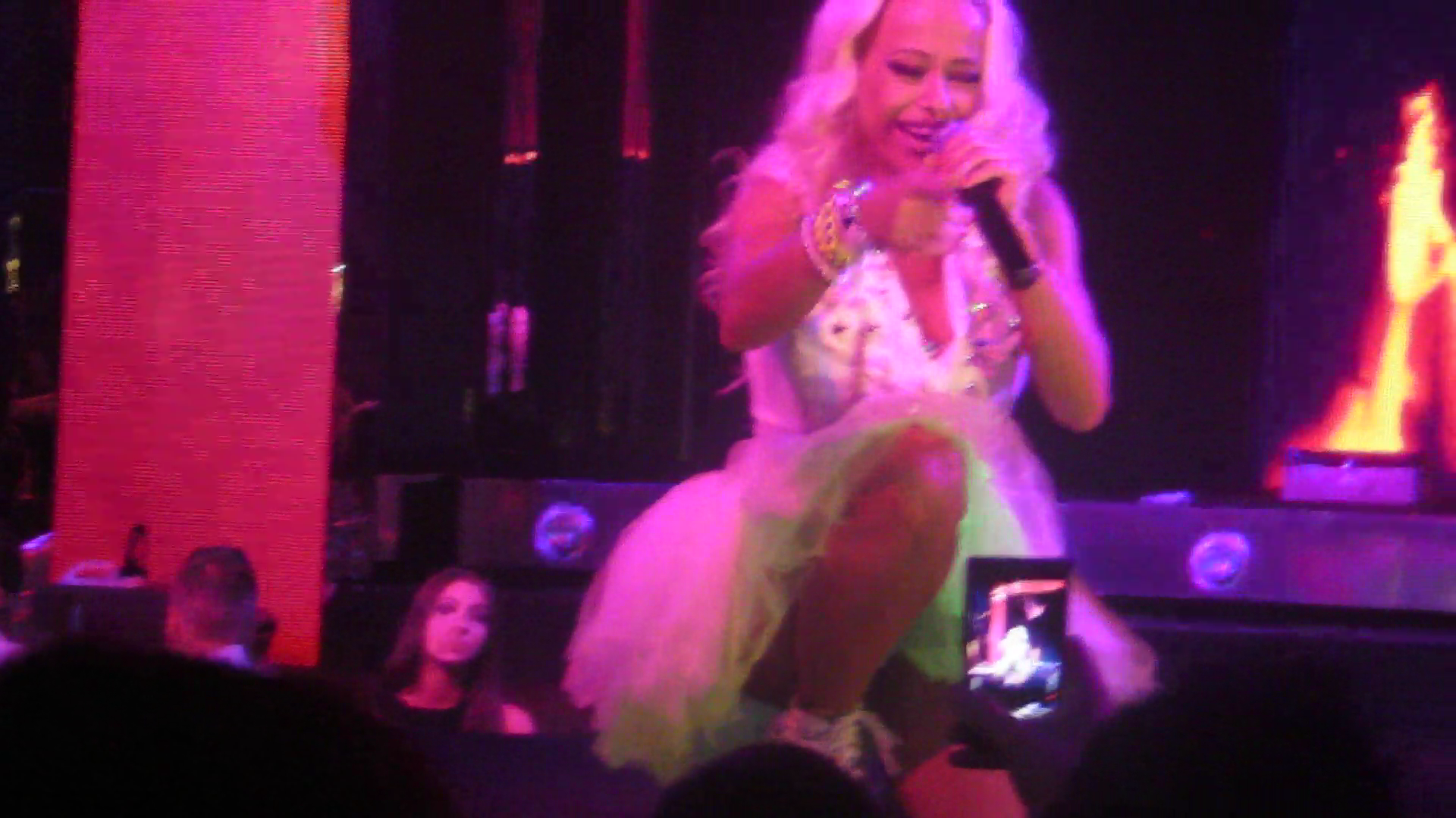 Anda s-a miscat lasciv pe scena si si-a aratat posteriorul aplecandu-se spre fanii ei