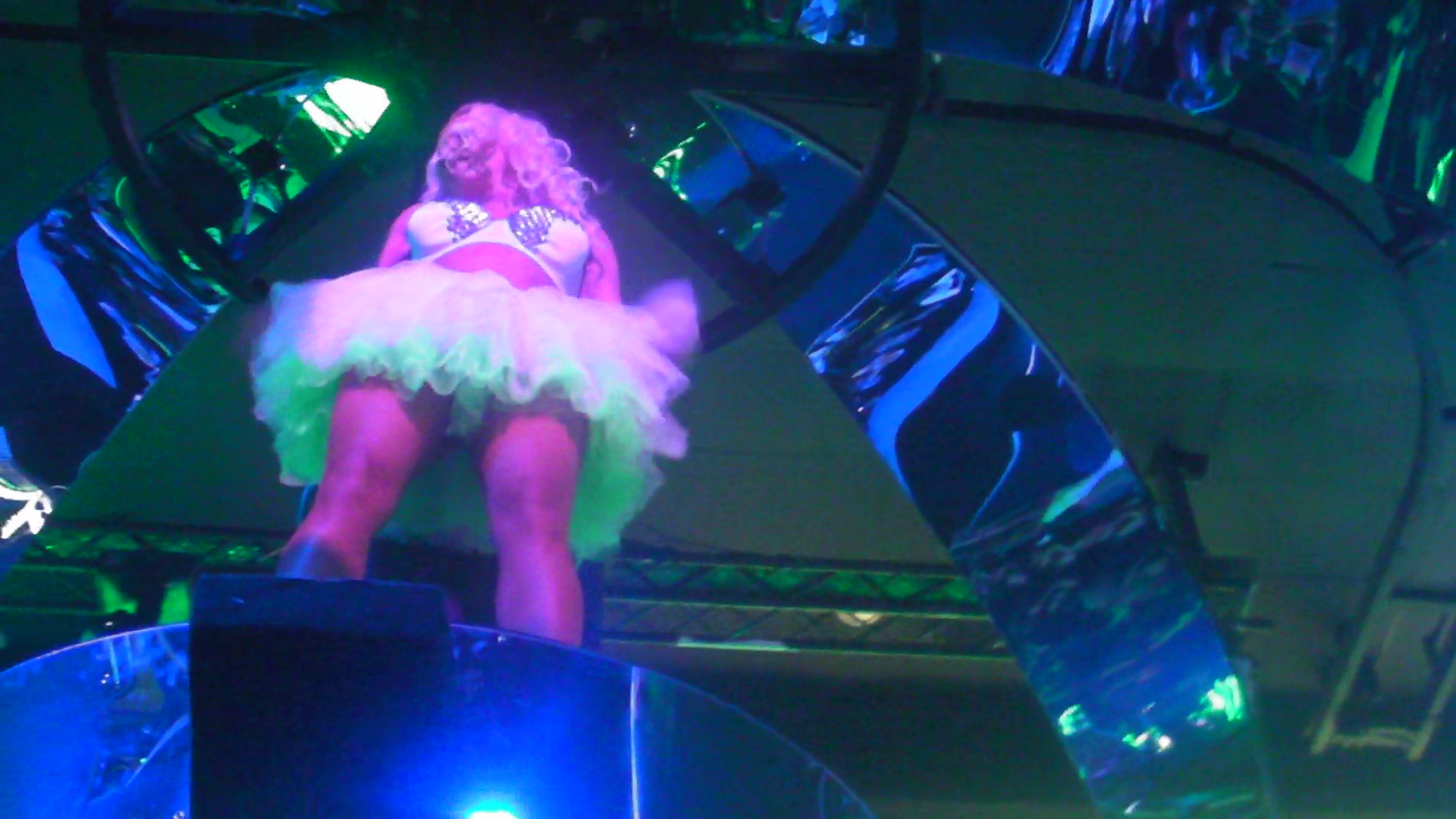 Inainte de a se urca pe dispozitivul amplasat deasupra scenei, Anda a renuntat la top si a ramsa in sutien