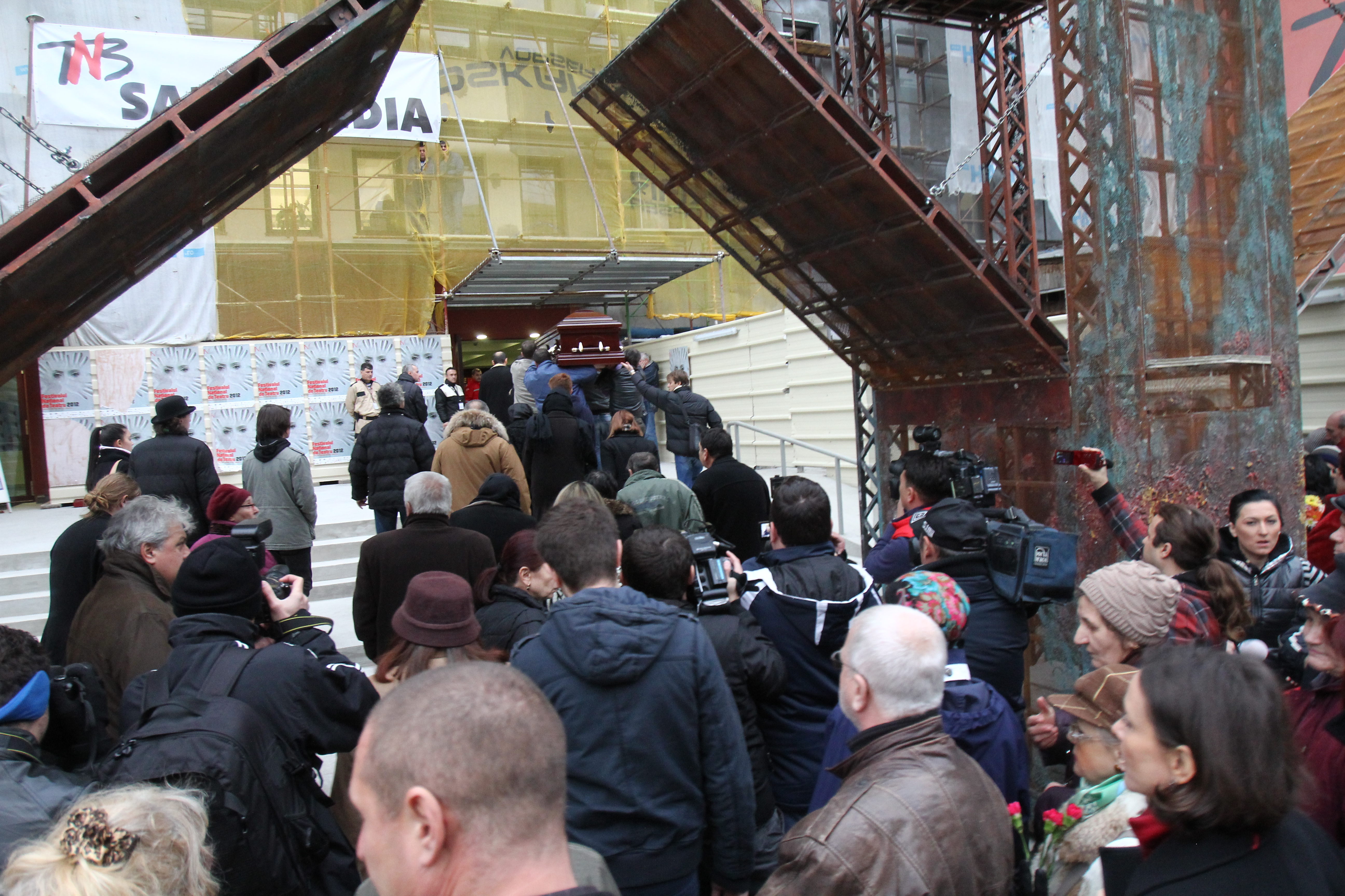 Trupul neinsufletit al actorului Serban Ionescu a fost depus in foierul Teatrului National in urma cu jumatate de ora